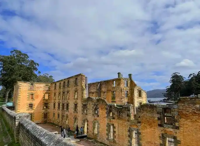 亚瑟港：历史幽影中的悲歌与新生