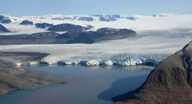 东南极洲：冰雪深处的地球密码与生命韧性