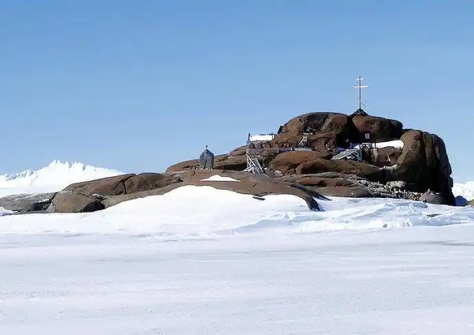 玛丽皇后地：南极冰原下的文明与自然协奏曲