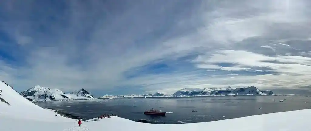 奥恩港：南极的冰韵诗笺