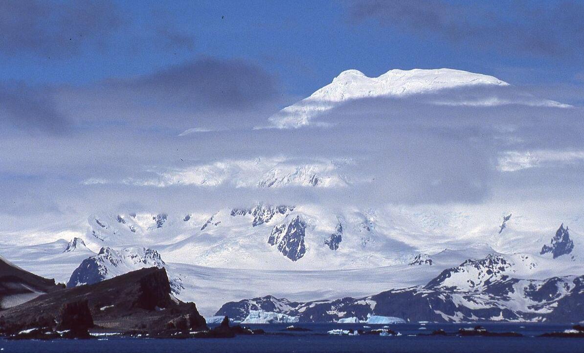 利文斯顿岛：南极门户的冰火史诗