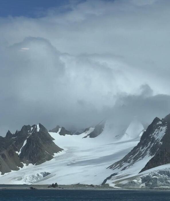 福特角：南极冰原的裂隙守望者