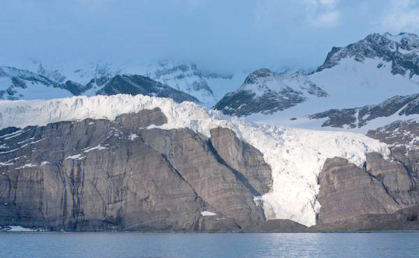 黄金港：冰雪秘境中的璀璨明珠