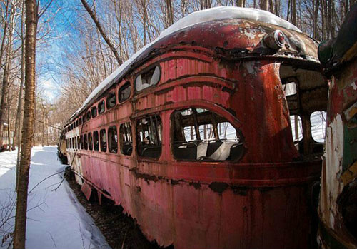 时光凝固的钢铁遗迹:科尔查尼火车公墓