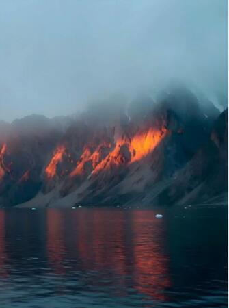 凯瑟弗兰兹约瑟夫峡湾:极地秘境中的瑰丽奇观