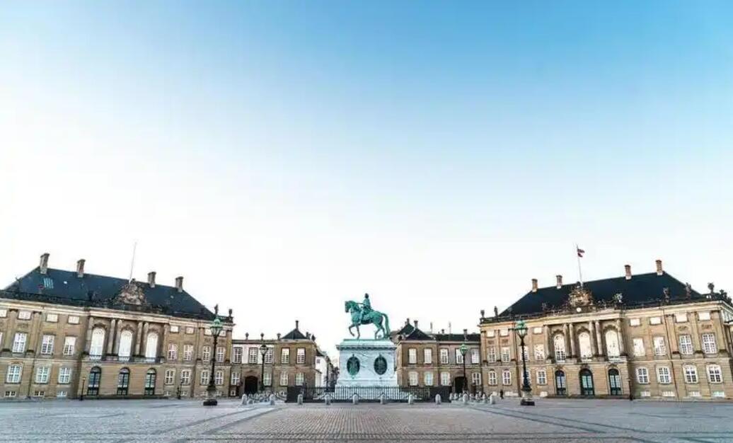 皇宫广场:丹麦王室威仪与城市脉搏的交响之地