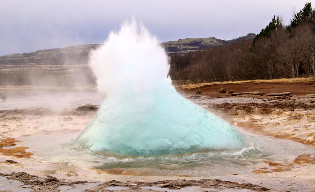 盖策尔间歇喷泉:冰岛大地的神奇脉动