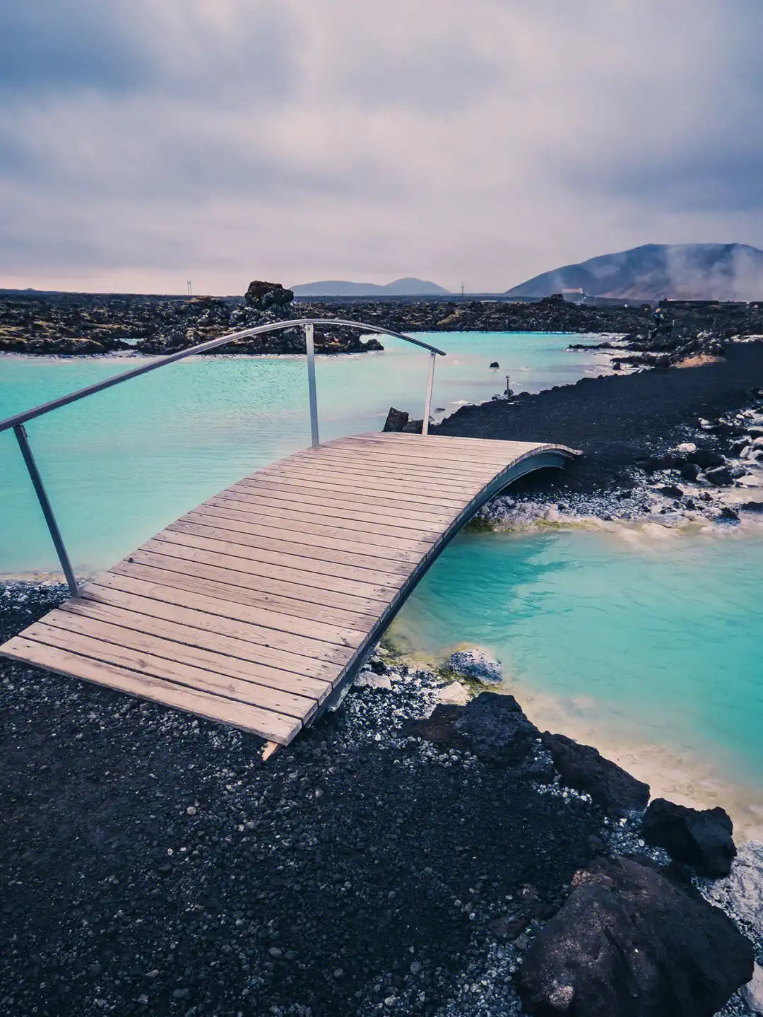 蓝湖温泉:冰火交融的梦幻之境