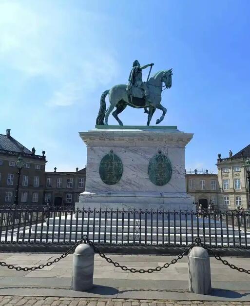 阿美琳堡宫：丹麦王权的液态史诗与国民精神的具象化剧场