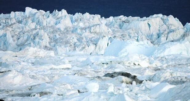 Sermaq Kujalleq冰川：格陵兰南境的幽蓝脉搏与消亡叙事