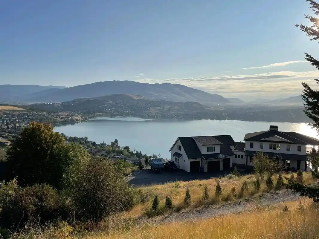 阿德莱德半岛：冰原与潮汐交织的秘境，生态与文明的共生诗篇