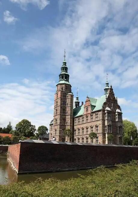 罗斯堡：极地边疆的钢铁要塞与文明孤岛