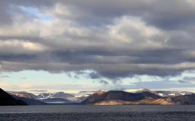 欣洛彭海峡：极地探险中的地理与历史交响