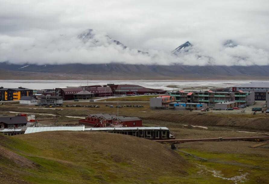 皮拉米登：一座北极鬼城的现代性寓言