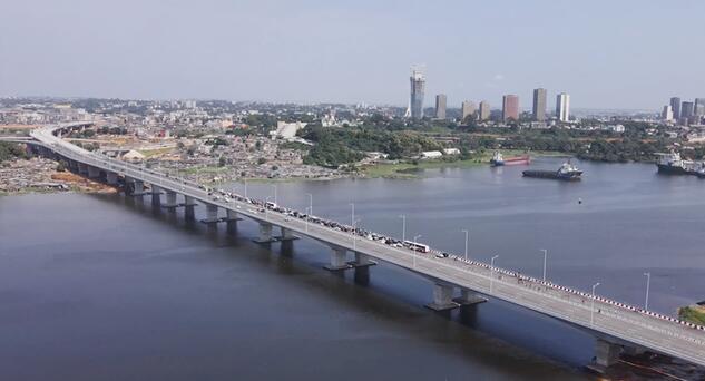 埃布里泻湖：液态边境的晨昏仪式