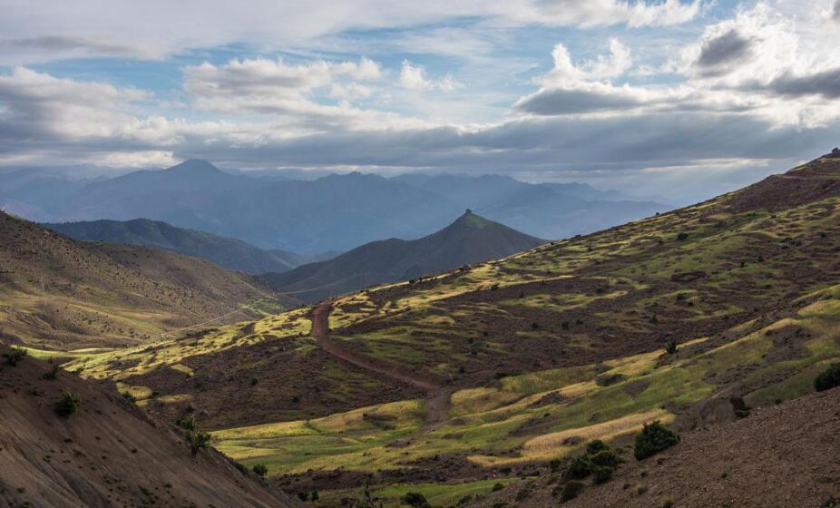 高阿特拉斯山脉：北非的脊梁与自然史诗