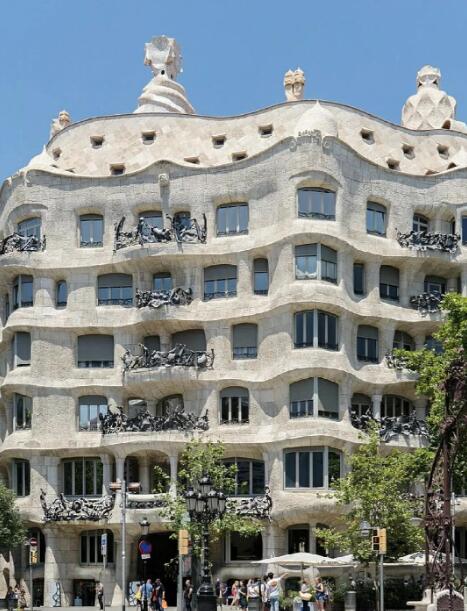 米拉之家：高迪的波浪诗篇与都市乌托邦