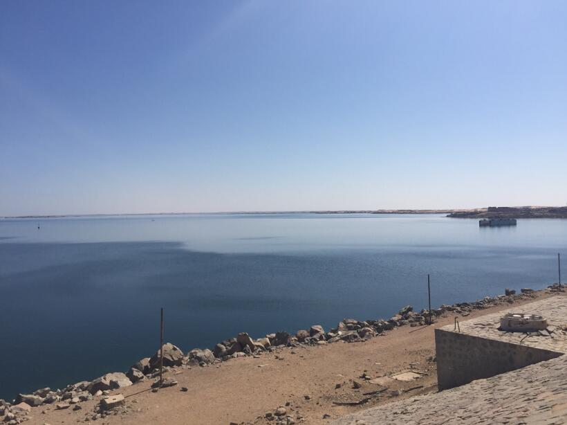 蓝与金的千年对望：纳赛尔湖，沉没神庙与沙漠星河的水上史诗