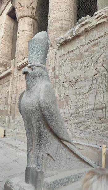 当阳光吻上黑曜石：解码埃德夫圣殿中两千年的光影仪式