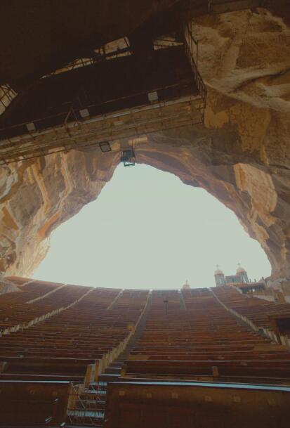 悬浮于时光之上的信仰圣殿：开罗悬空教堂，千年石柱托起的彩色天堂