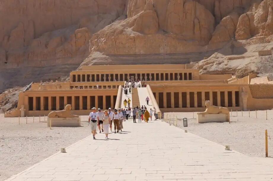 石壁间的几何神谕：哈特谢普苏特神庙与尼罗河西岸的永恒对话