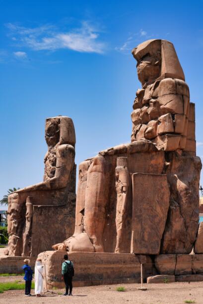 风沙中的守望者：门农巨像与三千年荒原的对话