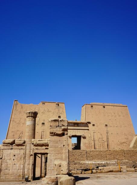 凝固的黎明：埃德夫神庙如何用石头雕刻时间