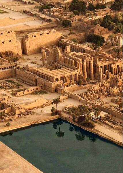 当阳光在象形文字间流淌：卡纳克神庙的多维宇宙