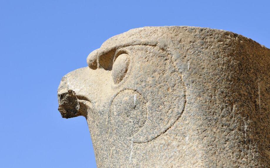 尼罗河上空的鹰神