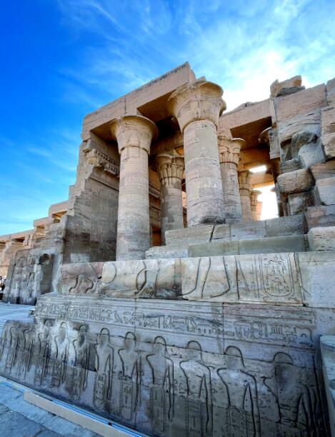 光影雕刻的时空密码：康翁波神庙如何诠释永恒