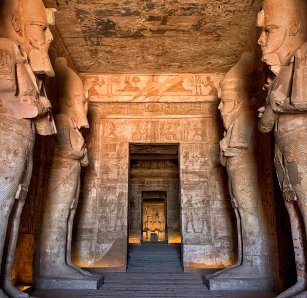 砂岩巨像、日晷圣所与法老的三千年情书