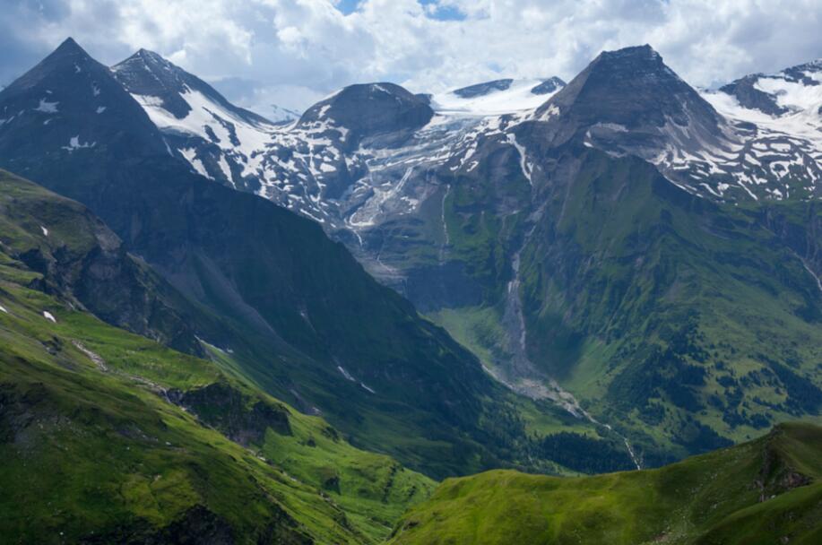 安第斯启示录：从雪冠到熔岩的生命史诗