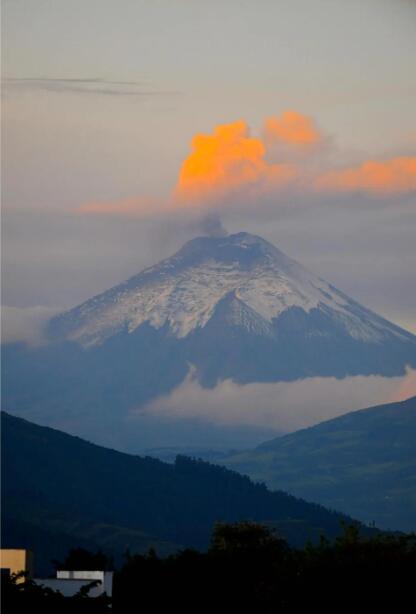 赤道雪冠：科托帕希的棱镜时空