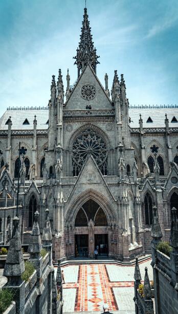 云端赤道城：基多的时光诗篇