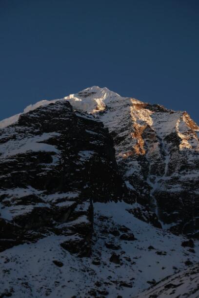 赤道雪冠：科多巴西的冰火交响诗