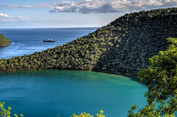 火山怀抱中的液态翡翠