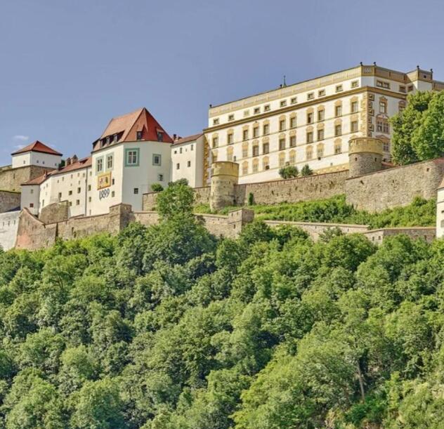 三河之冠：韦斯特城堡的八百年守望