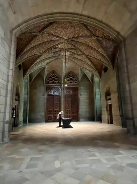 哥特尖顶下的神圣光影：林茨圣玛丽大教堂的时空诗篇