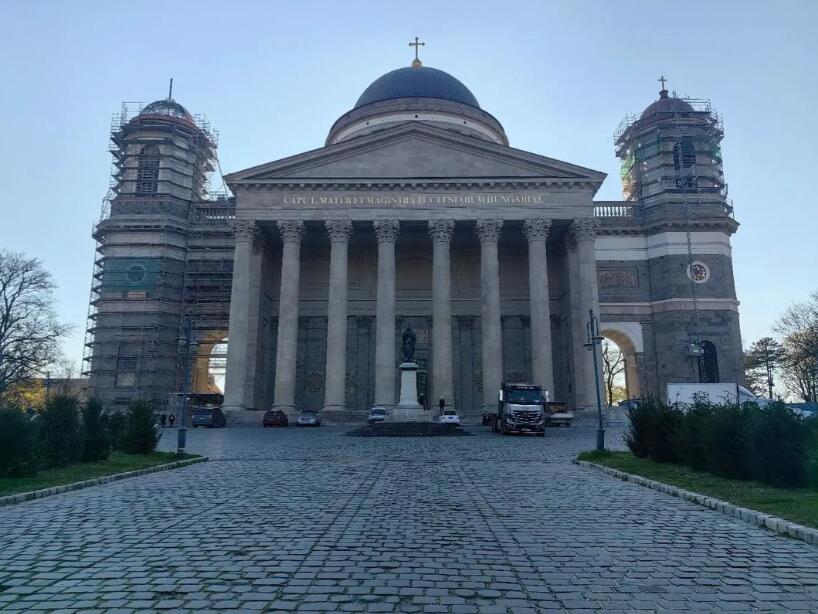 提香的蓝袍圣母与青金石密码