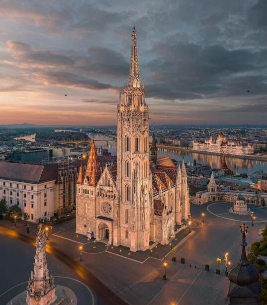 1463年的金雀花与昨日鸽群：在教堂石缝里打捞匈牙利