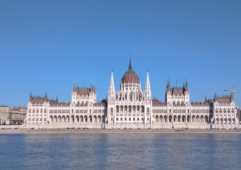 96米尖顶上的千年密语：布达佩斯国会大厦的数字史诗与黄金幻梦