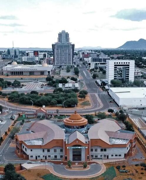 被洪水吻过的沙漠