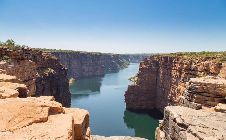 峡谷星夜与远古岩画的对话