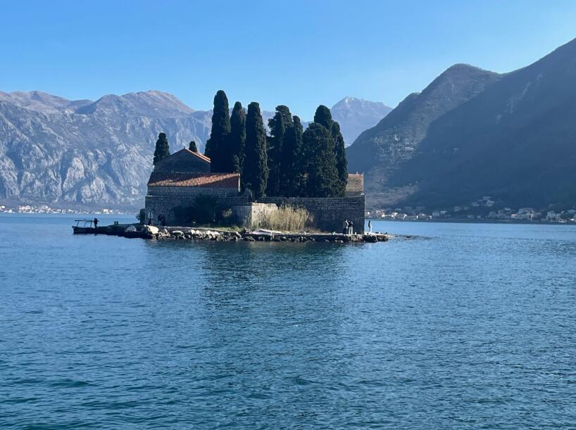 赭红悬崖与孔雀蓝的永恒对话