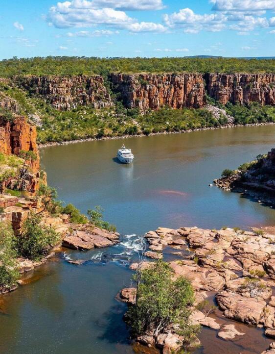 贾尔岛：季风与潮汐雕琢的翡翠幻境