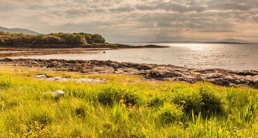 翡翠与浪花：马尔岛的光影叙事