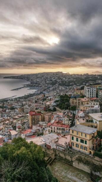 维苏威的晨雾与蛋堡的黎明