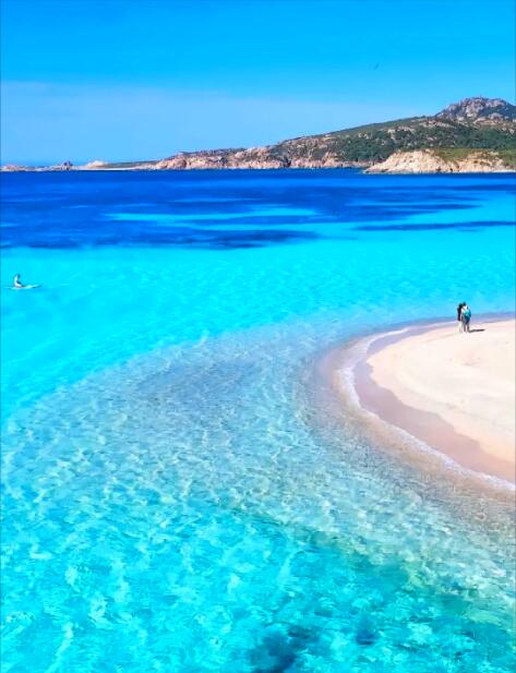 阳光、海浪与石墙：迷失在撒丁岛的夏日