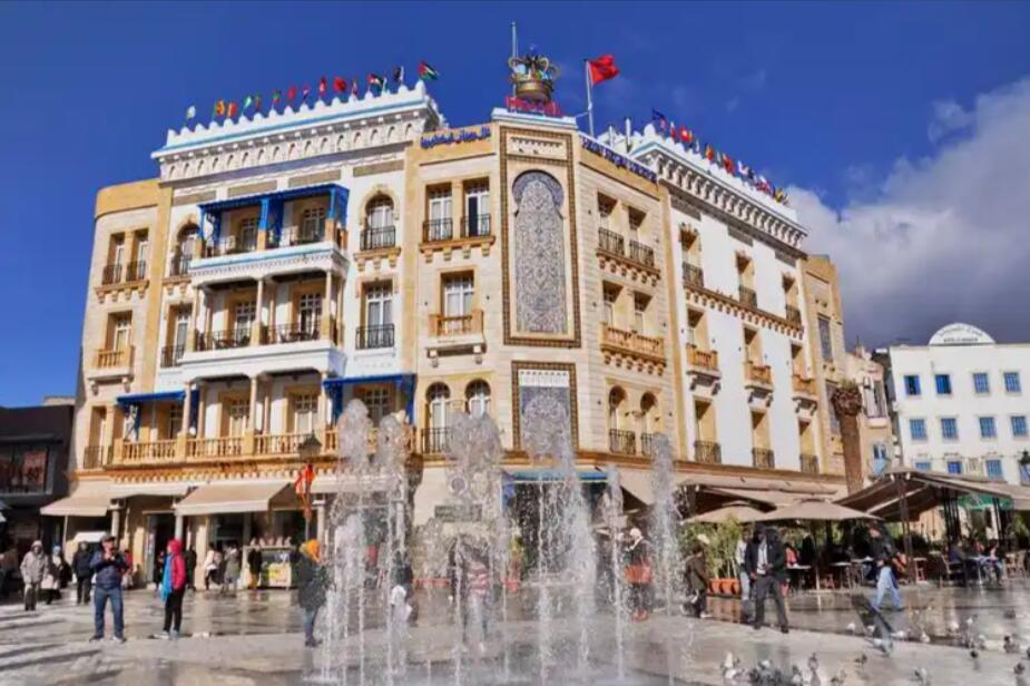 棕榈隧道与金色黄昏