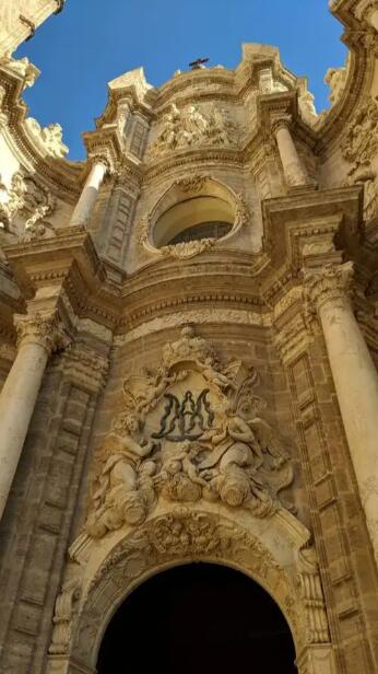 八角形时光徽章：米卡莱特塔的六百年垂直叙事